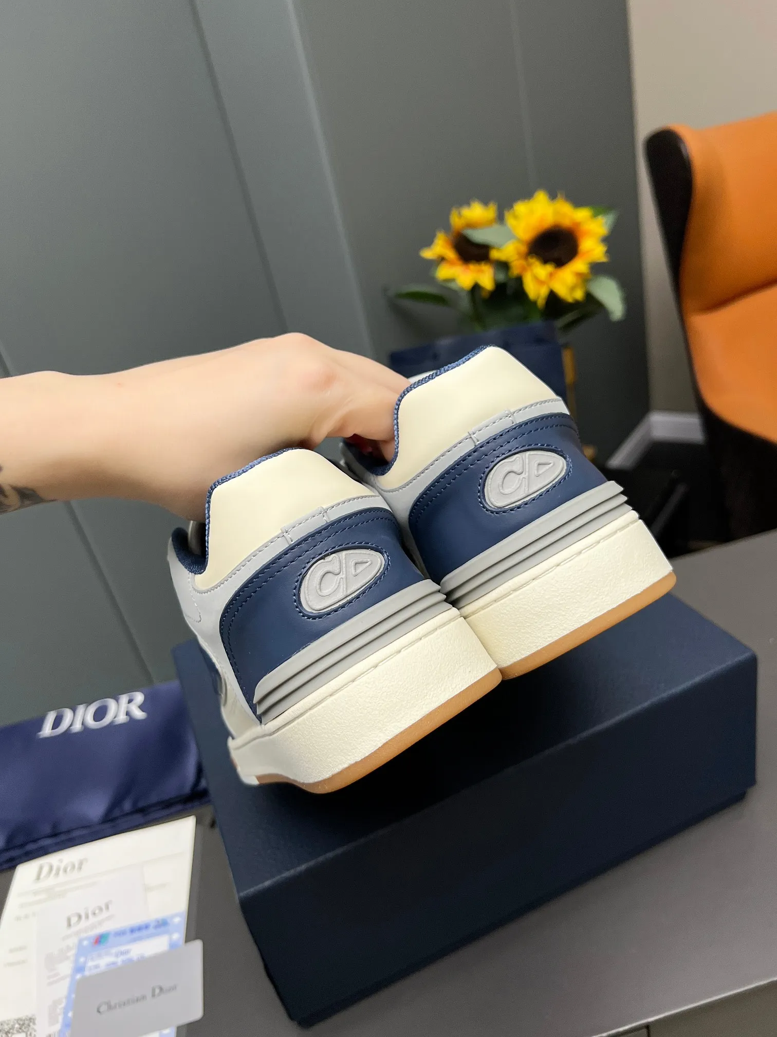 Men's Men's Shoes 💰600 Dior DiorB57 top version of low-top sneakers! ! ! Navy blue with beige smooth first-layer cowhide, fully oiled edges, T men's shoes 💰U outsole.  The 2024 autumn men's wear series has made a wonderful debut, a new classic item launched by Dior. Crafted from smooth first-grain cow leather in navy blue and beige, it's accented by a large leather heat-stamped CD logo on the sides. The distinctive laces of the same color match the color of the shoe body, and the opening and closing are decorated with various classic details on the tongue, sole and back side to enhance the style. The eyelet details, upper stitching and heel strip panels of the same color highlight the dynamic charm of its sports style. Exclusive two-color molded T men's shoes 💰U outsole is light, comfortable, non-slip and wear-resistant, the mesh lining and feet are customized with original colors, soft and breathable. Exquisite production technology highlights the grade, and can be matched with all kinds of clothing to create a refined look.